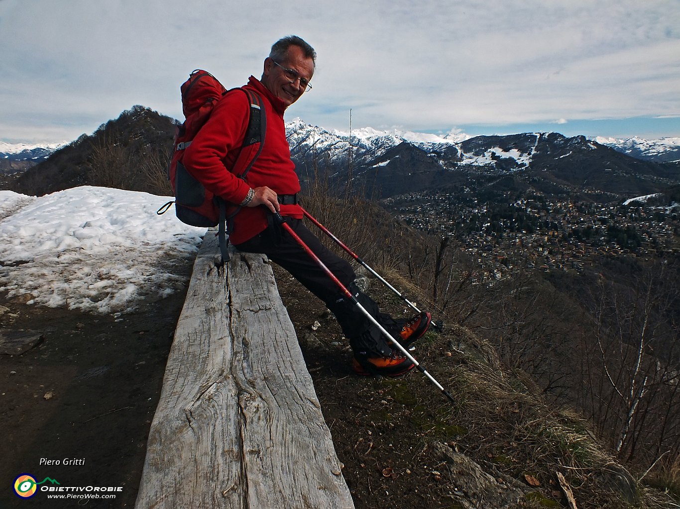 62 in posa verso cima Podona e alopiano di Selvino.JPG